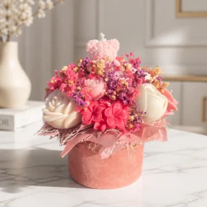 Bouquet artisanal de bougies en cire de soja avec ourson rose, roses et fleurs séchées.