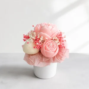 Bouquet artisanal de bougies en cire de soja avec pivoine rose, rose et fleurs séchées.