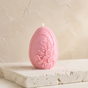 Bougie œuf de Pâques rose en cire de soja avec motif floral