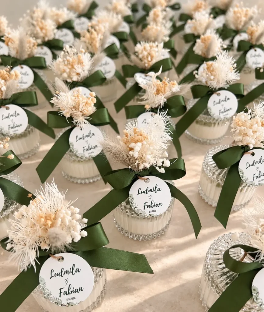 Bougies personnalisées pour invités de mariage avec fleurs séchées