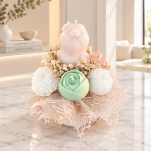 Bougie lapin de Pâques dans un bouquet de fleurs en cire pastel