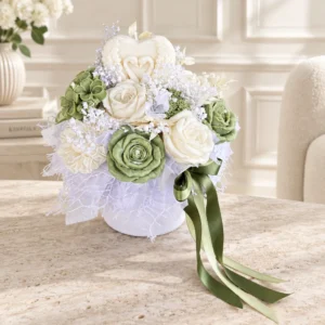 Bouquet de bougies mariage avec roses blanches et vert sauge, cœur décoratif et rubans satinés